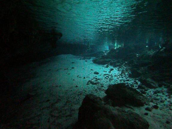Final de mergulho, saindo do Cenote Dos Ojos, em Tulum, no Yucatán, sul do México